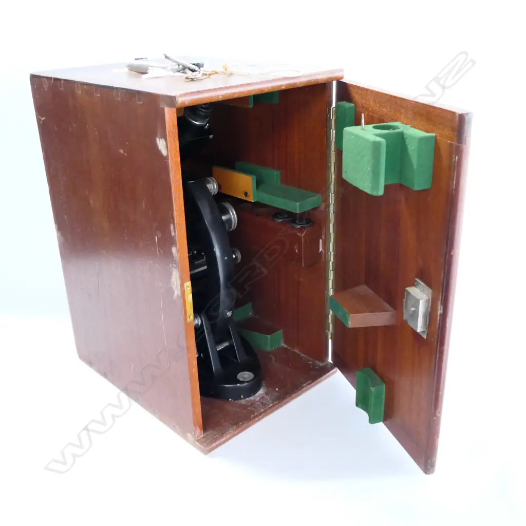 COOKE, TROUGHTON & SIMMS BINOCULAR MICROSCOPE, WITH MECH STAGE (PAT. 467926), IN CASE. Image 1++
